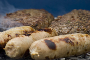 Barbecue_sausages_and_burgers_carnati_consum_de_carne_romania_food_news_romania