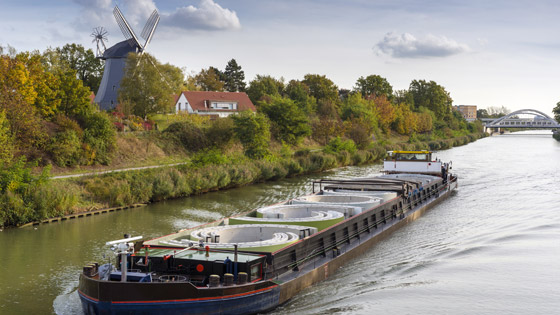 Picture of the freight ship on the Mittelland Canal in Hannover