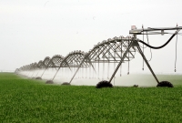 Legea care permite fermierilor să aibă acces la apă gratuit îşi produce efectele